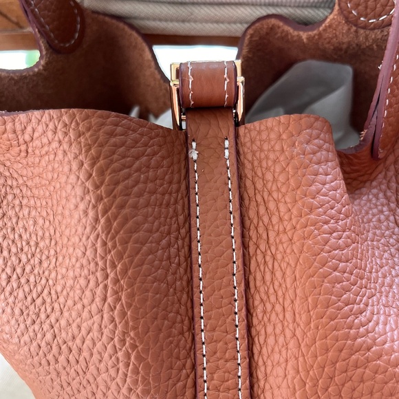 Fashion Fun Tan Leather Bucket Bag with Gold Tone  Lock and Key - Picture 9 of 13